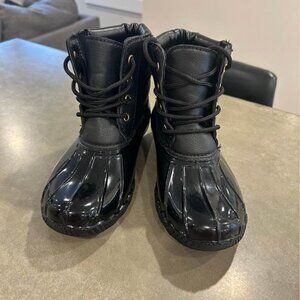 Girls duck boots/rain boots. Super cute! Black. Size 4. Warm/waterproof.